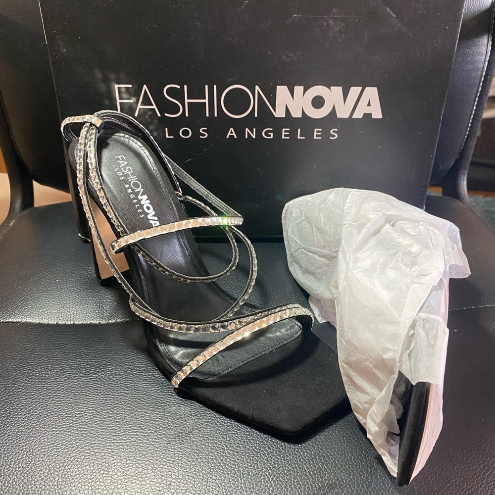 New🎉 Fashion Nova Rhinestone Heeled ‘Naydeen’ Sandals Black Size 8.5